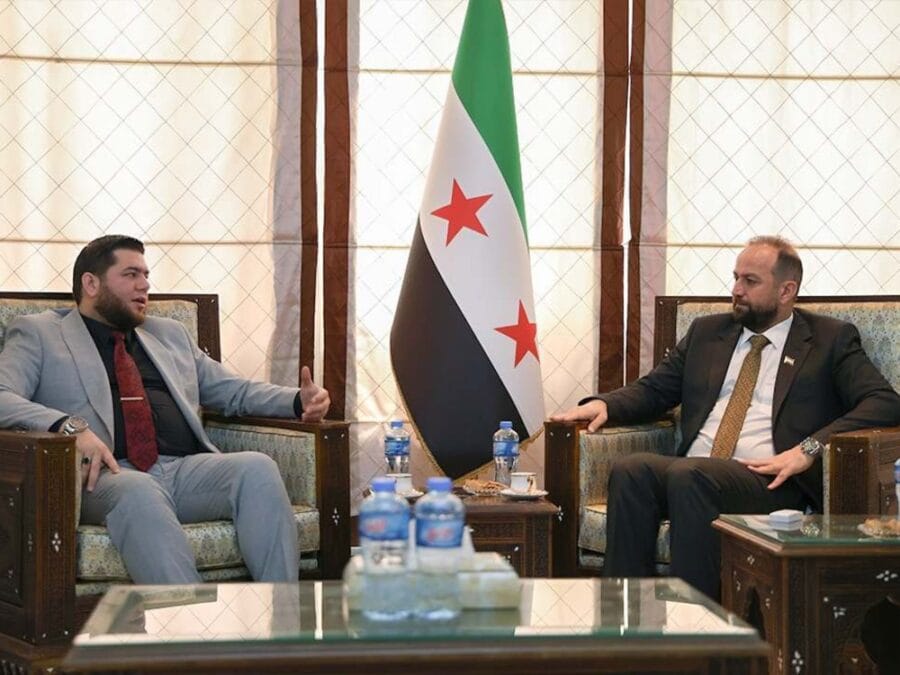 وزير الإعلام الدكتور حمزة المصطفى مع وفد من الأمانة العامة للشؤون السياسية