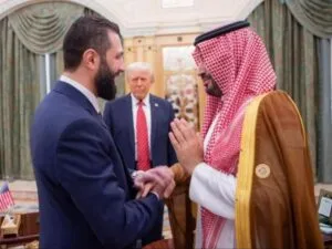 الرئيس أحمد الشرع وولي العهد محمد بن سلمان والرئيس الأمريكي دونالد ترامب