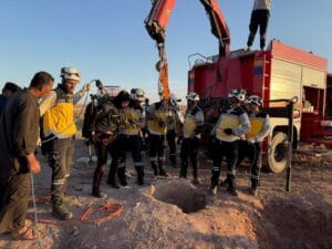 فرق الدفاع المدني تنتشل جثمان طفلة من داخل بئر