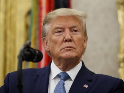 ترامب: قرار رفع العقوبات عن سوريا هو الشيء الصحيح الذي ينبغي فعله أكّد الرئيس الأميركي دونالد ترامب، الجمعة 16 أيار، أن قرار رفع العقوبات عن سوريا اتخذه بشكل مستقل لأنه الشيء الصحيح الذي ينبغي فعله. وقال في تصريحات أدلى بها للصحفيين على متن الطائرة عقب مغادرته العاصمة الإماراتية أبو ظبي، بعد جولة استمرت أربعة أيام في الشرق الأوسط: "اعتقد أنه الشيء الصحيح الذي ينبغي فعله هو قرار رفع العقوبات. لقد نلت الكثير من التقدير على هذا القرار. انظروا نحن نريد لسوريا أن تنجح". وقال ترامب إنه يسعى إلى تطبيع العلاقات مع الحكومة السورية، وإنه ينوي إلغاء كامل العقوبات عن سوريا. وأضاف في كلمته خلال القمة الخليجية الأمريكية في العاصمة السعودية الرياض: "سأقوم بإلغاء كامل العقوبات عن سوريا، أمرت برفع العقوبات عن سوريا بعد لقائي الأمير محمد بن سلمان، وحديثي مع الرئيس رجب طيب أردوغان". وأشار إلى أن "رفع العقوبات عن سوريا سيعطيها فرصة عظيمة، ونسعى إلى تطبيع العلاقات مع الحكومة السورية الجديدة، فالعالم بأكمله ينظر إلى الشرق الأوسط وسنرسم شرقاً أوسط مزدهراً". والتقى السيد الرئيس أحمد الشرع والرئيس الأمريكي على هامش القمة الخليجية، بمشاركة ولي العهد السعودي الأمير محمد بن سلمان، والرئيس التركي رجب طيب أردوغان عبر تقنية الفيديو. وأكد الرئيس التركي في الاجتماع الرباعي أن قرار ترامب برفع العقوبات عن سوريا يحظى بأهمية تاريخية، وسيكون مثالاً للدول الأخرى التي فرضت عقوبات على دمشق.