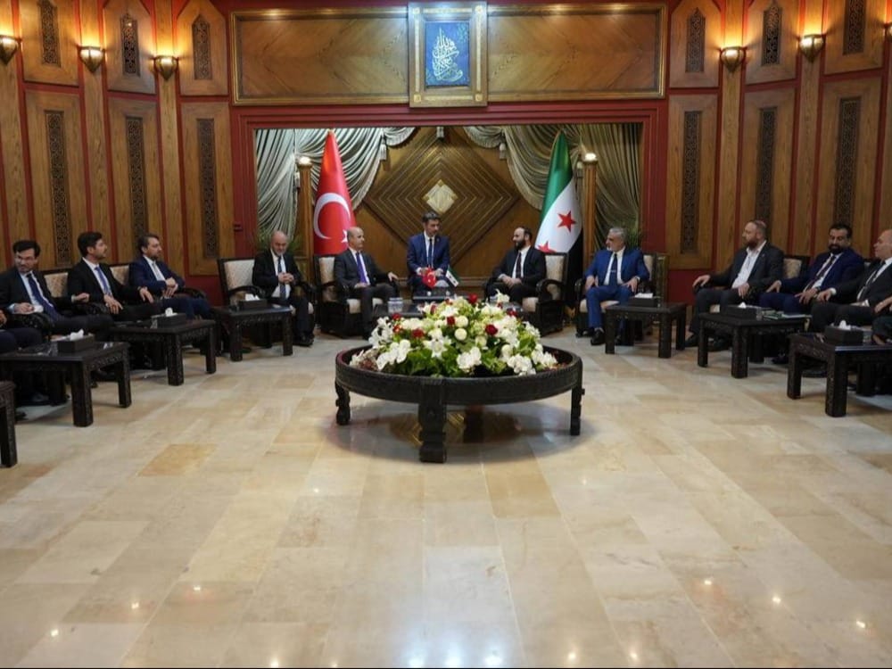 لبحث التعاون الأكاديمي وتوأمة الجامعات.. وفد تركي يلتقي محافظ حلب