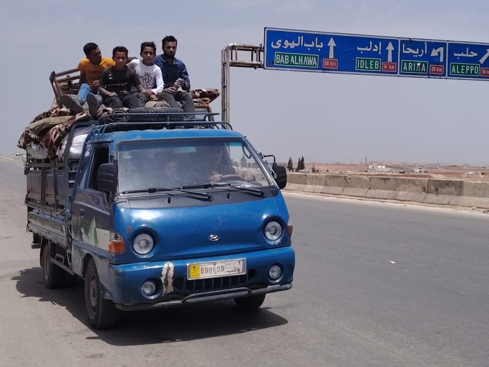 ضمن برنامج "قوافل العودة".. قافلة جديدة من مهجّري إدلب تعود إلى مناطقهم الأصلية