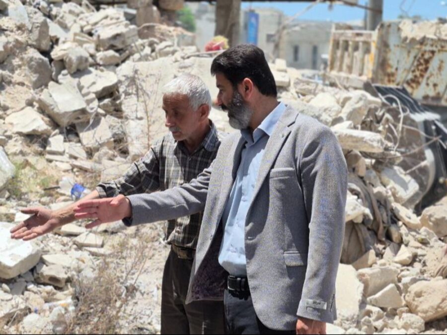 لتحسين الواقع الخدمي.. انطلاق أعمال ترحيل الأنقاض في مدينة إدلب