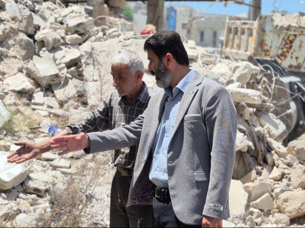 لتحسين الواقع الخدمي.. انطلاق أعمال ترحيل الأنقاض في مدينة إدلب