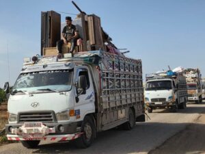قوافل العودة تتواصل: عشرات المهجّرين يغادرون مخيمات الشمال إلى ريف حماة