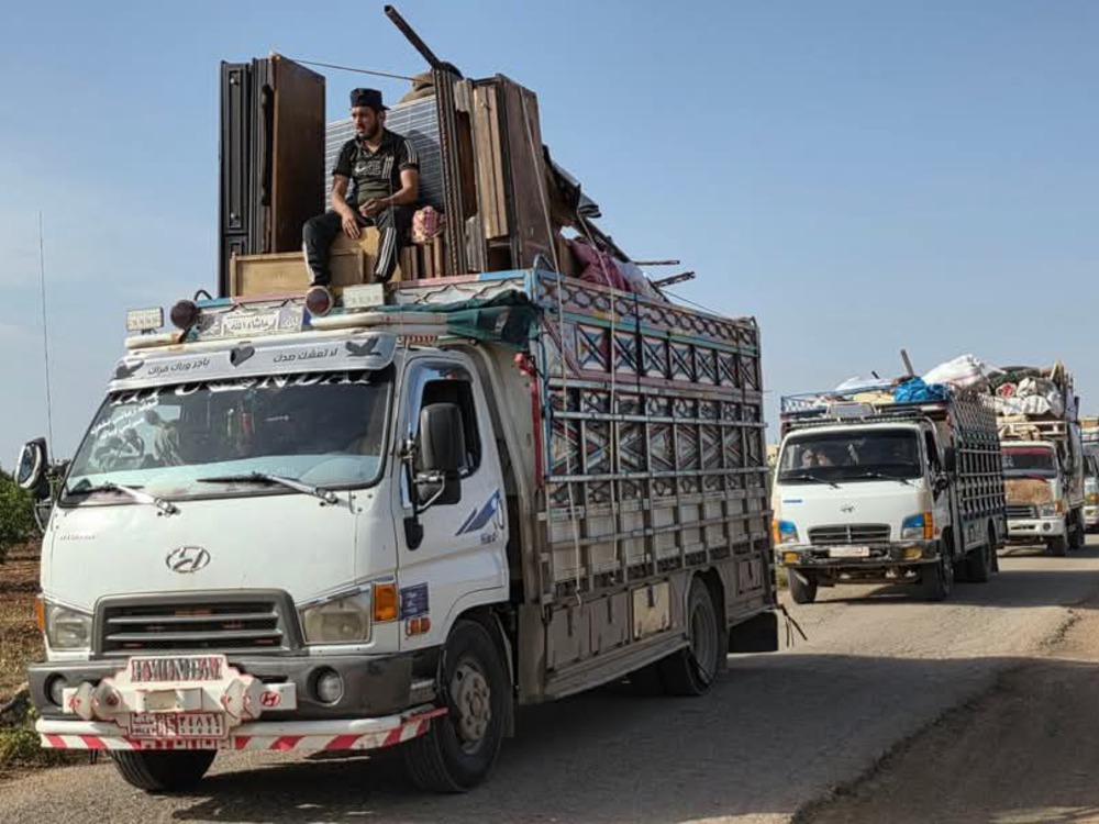 قوافل العودة تتواصل: عشرات المهجّرين يغادرون مخيمات الشمال إلى ريف حماة