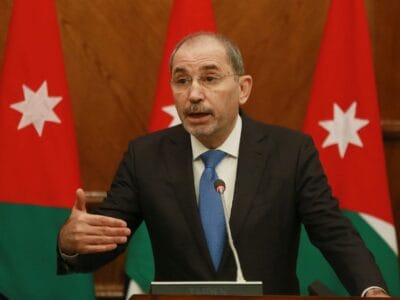 الصفدي: نقف بالمطلق إلى جانب سوريا في عملية إعادة البناء