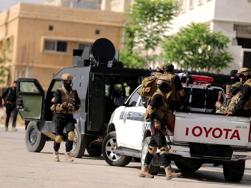 نفذت قوات أمنية في منطقة البوكمال بمحافظة دير الزور، عملية مداهمة لمجموعة كبيرة من تجار المخدرات والأسلحة