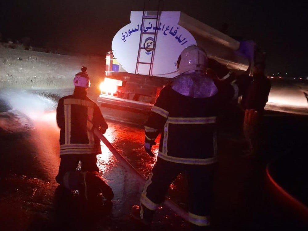 فرق الدفاع المدني تواجه ذخائر غير منفجرة خلال إطفاء حريق في درعا