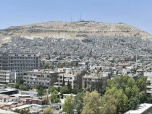 استقرار نسبي وارتفاع تدريجي في درجات الحرارة مع زخات أمطار محتملة وزيادة سرعة الرياح