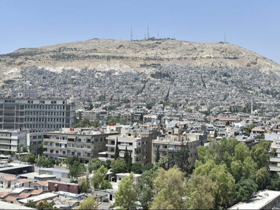 استقرار نسبي وارتفاع تدريجي في درجات الحرارة مع زخات أمطار محتملة وزيادة سرعة الرياح