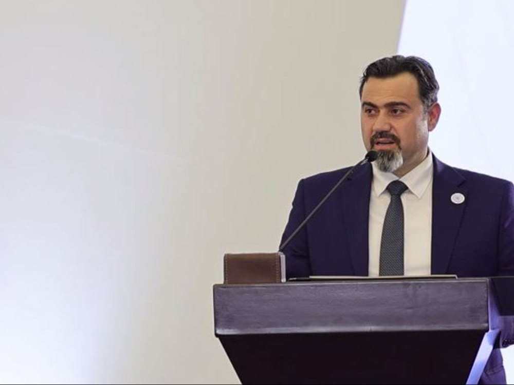 وزير التربية للإخبارية: سيكون لرفع العقوبات أثر إيجابي في ملف التعليم وقال وزير التربية والتعليم الدكتور محمد تركو في تصريح للإخبارية :"نهنئ الشعب عموماً والقطاع التعليمي خصوصاً برفع العقوبات عن سوريا ويُعدُّ ذلك انتصاراً للدبلوماسية السورية". وأضاف تركو "سيكون لرفع العقوبات عن سوريا أثر إيجابي في ملف التعليم ولا سيما إعادة إعمار المدارس المدمرة وتشجيع الاستثمار في التعليم". وأوضح أن رفع العقوبات سيساعد الملايين في الحصول على حق التعليم بطريقة أفضل وهذا الأمر سيبني مجتمعاً حديثاً وحضارياً متكاملاً. وفي سياق متصل أكّد وزير التعليم العالي والبحث العلمي الدكتور مروان الحلبي، أن رفع العقوبات عن سوريا يُسهم في تطوير قطاع التعليم العالي في سوريا بشكل واسع، لسد الثغرات البحثية والعلمية التي واجهها هذا القطاع الفترة الماضية بسبب هذه العقوبات. ولفت الوزير الحلبي في حديث للإخبارية أمس الأربعاء، إلى أن قطاع التعليم العالي سيشهد مرحلة مفصلية من النهوض والتطور بعد رفع هذه العقوبات، فقد جرى وضع خطط استراتيجية لتطوير الجانب التعليمي والخدمي في المشافي التابعة للوزارة. وأضاف أن الوزارة بدأت باستئناف برامج التبادل الثقافي والتعليمي العالمي والمنح الدراسية، وهذا يمنح فرصة كبيرة للتبادل الأكاديمي بين الجامعات السورية والعربية والدولية. تصريحات وزير التربية تأتي في جملة تصريحات مشابهة لوزراء الحكومة تعقيباً على إعلان الرئيس الأمريكي دونالد ترامب من العاصمة السعودية "الرياض" يوم أمس، رفع العقوبات عن سوريا، بعد تأكيده على أن سوريا عانت من بؤس شديد وموت كبير، متأملاً أن تنجح الحكومة في إحلال السلام والاستقرار.