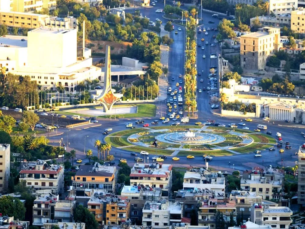 طقس مشمس ومستقر مع أجواء حارة نسبياً ورياح مغبرة شرقاً