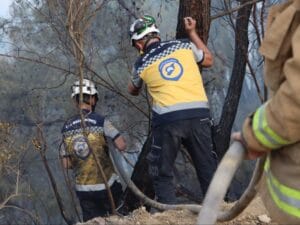 فرق الإطفاء تواصل جهودها لإخماد حرائق ريف اللاذقية