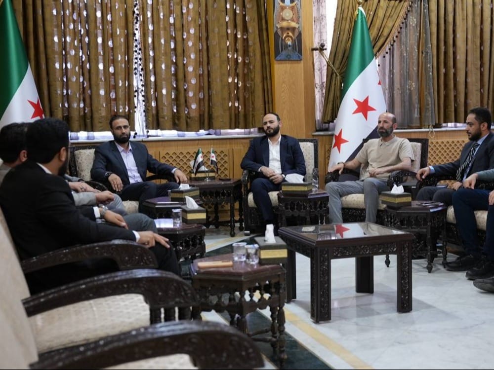 محافظ حلب يبحث تعزيز الأمن والخدمات مع وفد من الداخلية والدفاع