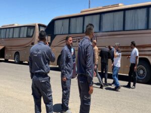 بعد تأمين الطريق.. محافظ السويداء يستقبل حافلات الطلبة العائدين من دمشق