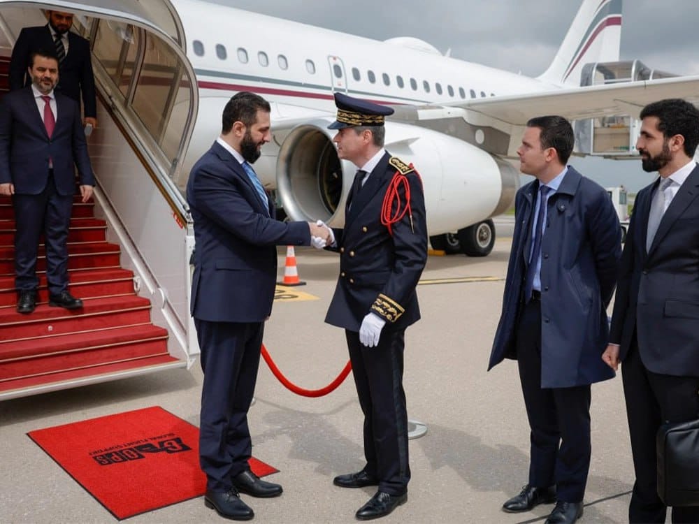 الرئيس الشرع برفقة وزيرالخارجية يصل مطار شارل دي غول في باريس