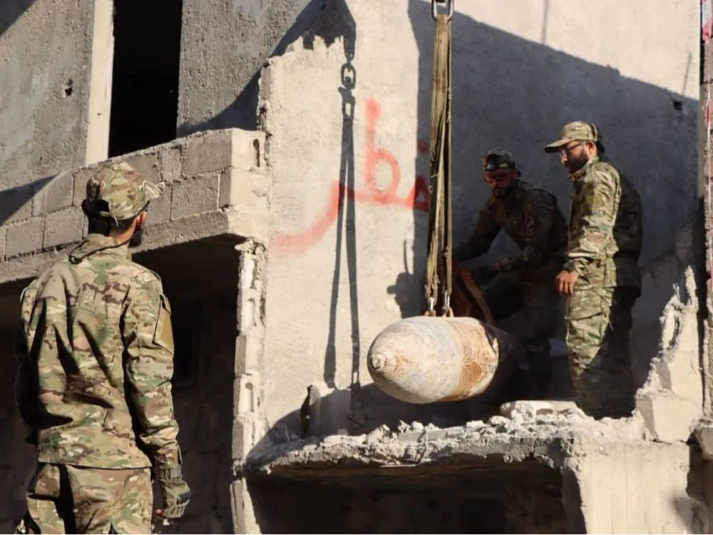 إزالة صاروخ غير منفجر من مخلّفات النظام البائد في حلب