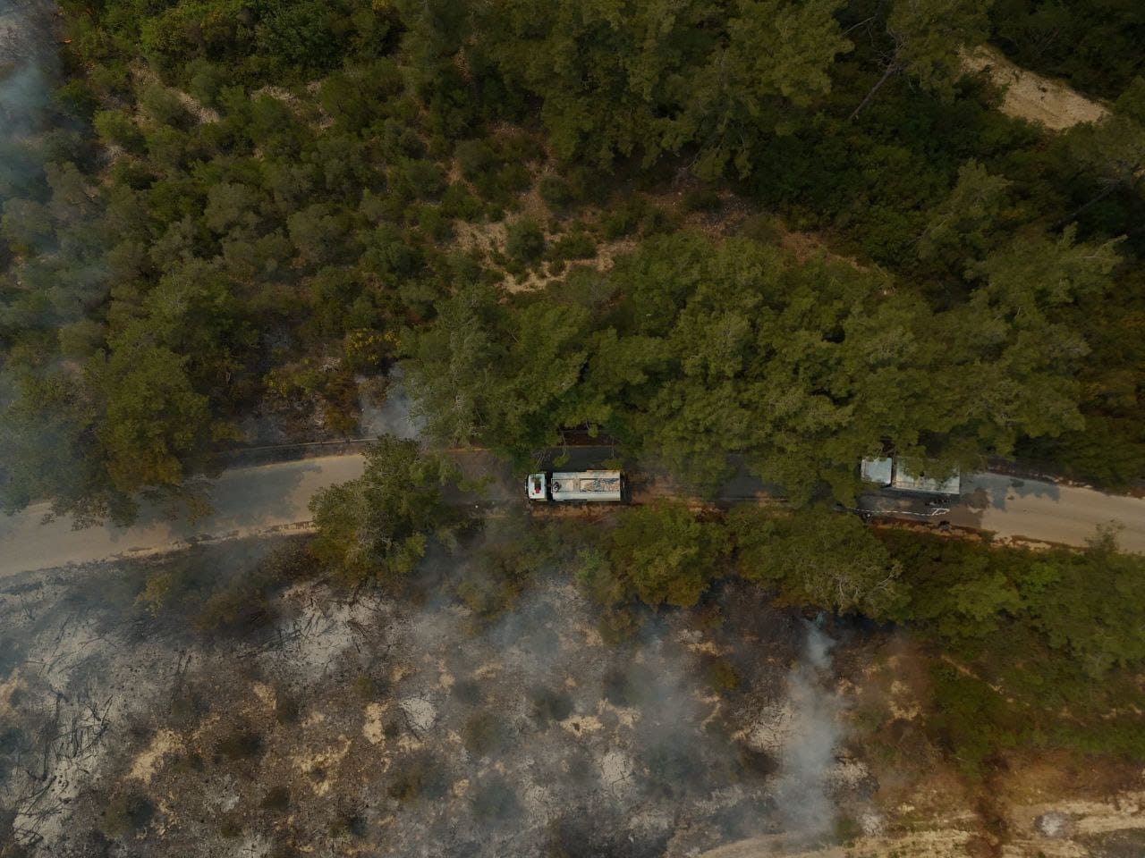 مروحيات تركية تشارك في عمليات إخماد الحرائق شمالي اللاذقية