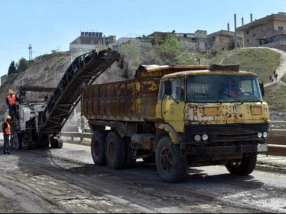 بعد انتهاء أعمال الصيانة.. إعادة فتح الطريق المحاذي لجسر الرستن