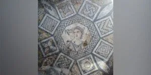 لوحة فسيفساء في قرية مريمين بريف حمص