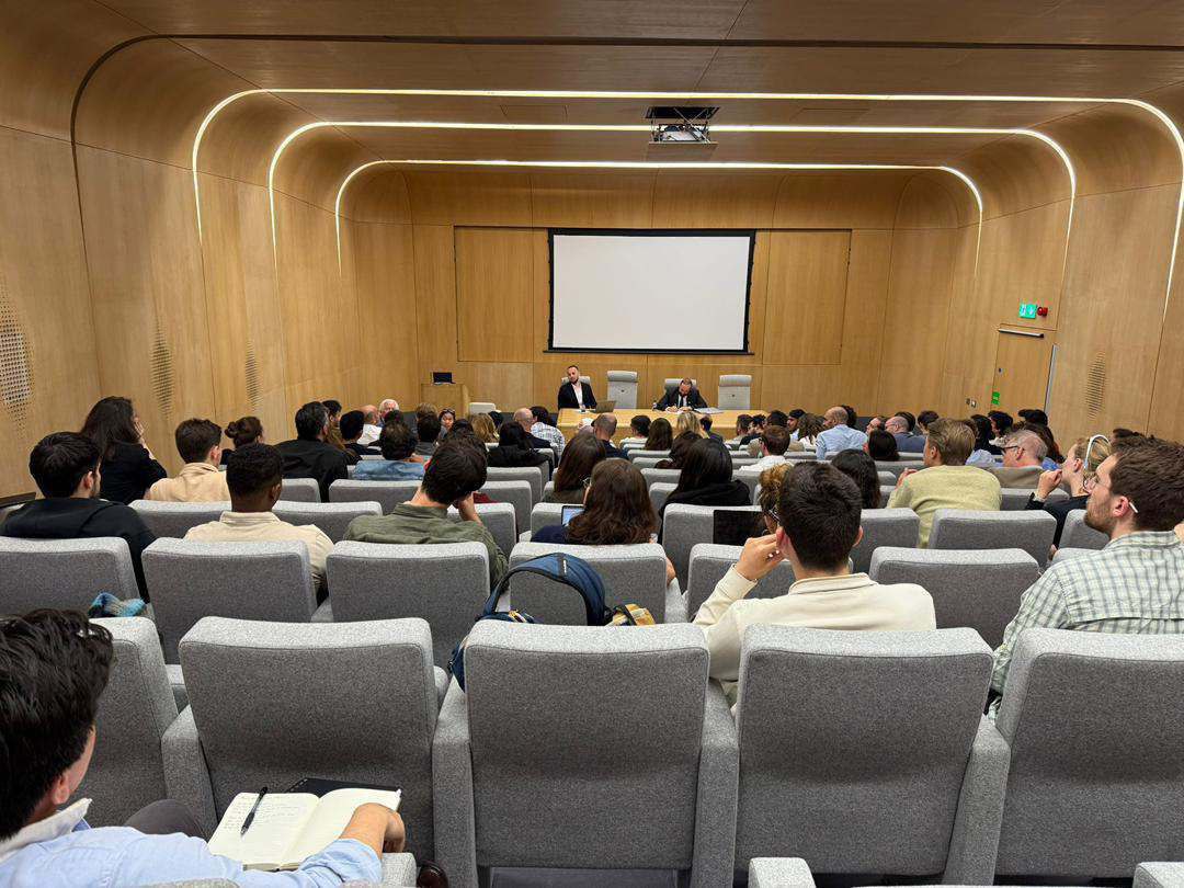 وزير الإعلام يستعرض خطط الحكومة في محاضرة في أوكسفورد