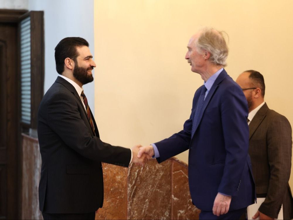 وزير الداخلية يلتقي بيدرسون