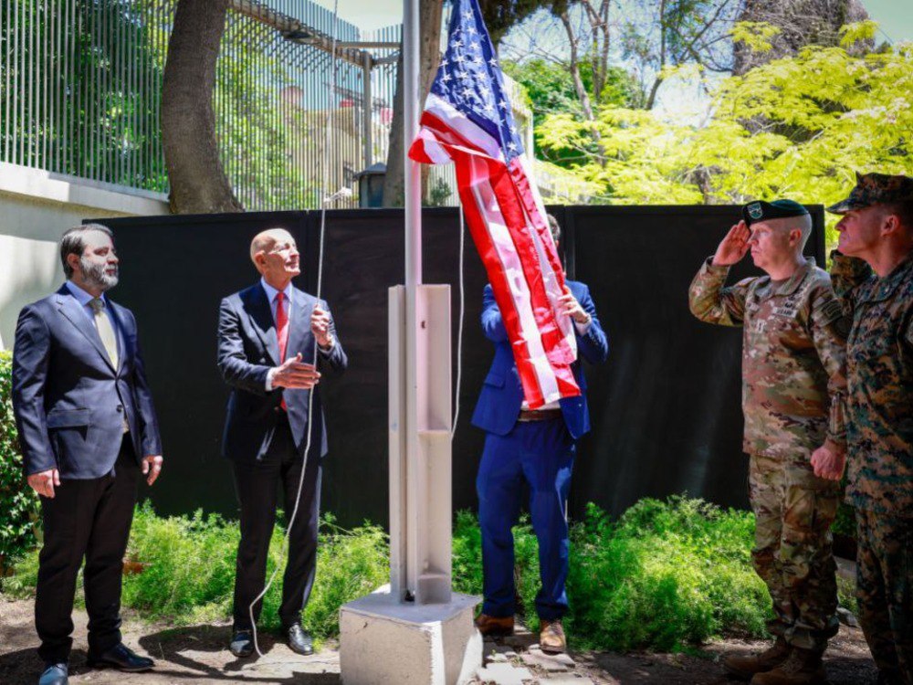 بحضور وزير الخارجية والمغتربين أسعد الشيباني، مراسم رفع علم الولايات المتحدة الأمريكية في دار السكن بالعاصمة دمشق من قبل المبعوث الأمريكي الخاص إلى سوريا توماس باراك.