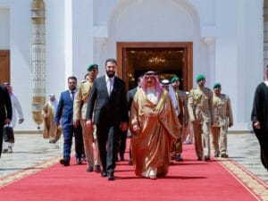 "رسالة على متانة العلاقات الاستراتيجية".. صحف بحرينية تشيد بزيارة الشرع إلى المنامة