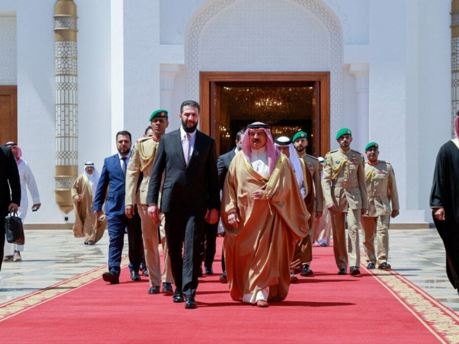 "رسالة على متانة العلاقات الاستراتيجية".. صحف بحرينية تشيد بزيارة الشرع إلى المنامة