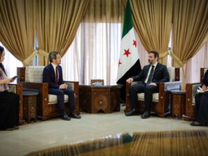 وزير الخارجية يبحث مع القائم بالأعمال الياباني التعاون  بين البلدين  