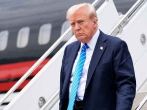 ترامب يصل السعودية في جولة إقليمية رسمية