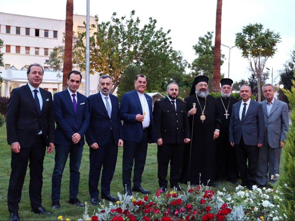 وزير الدفاع خلال لقائه رجال دين مسيحيين