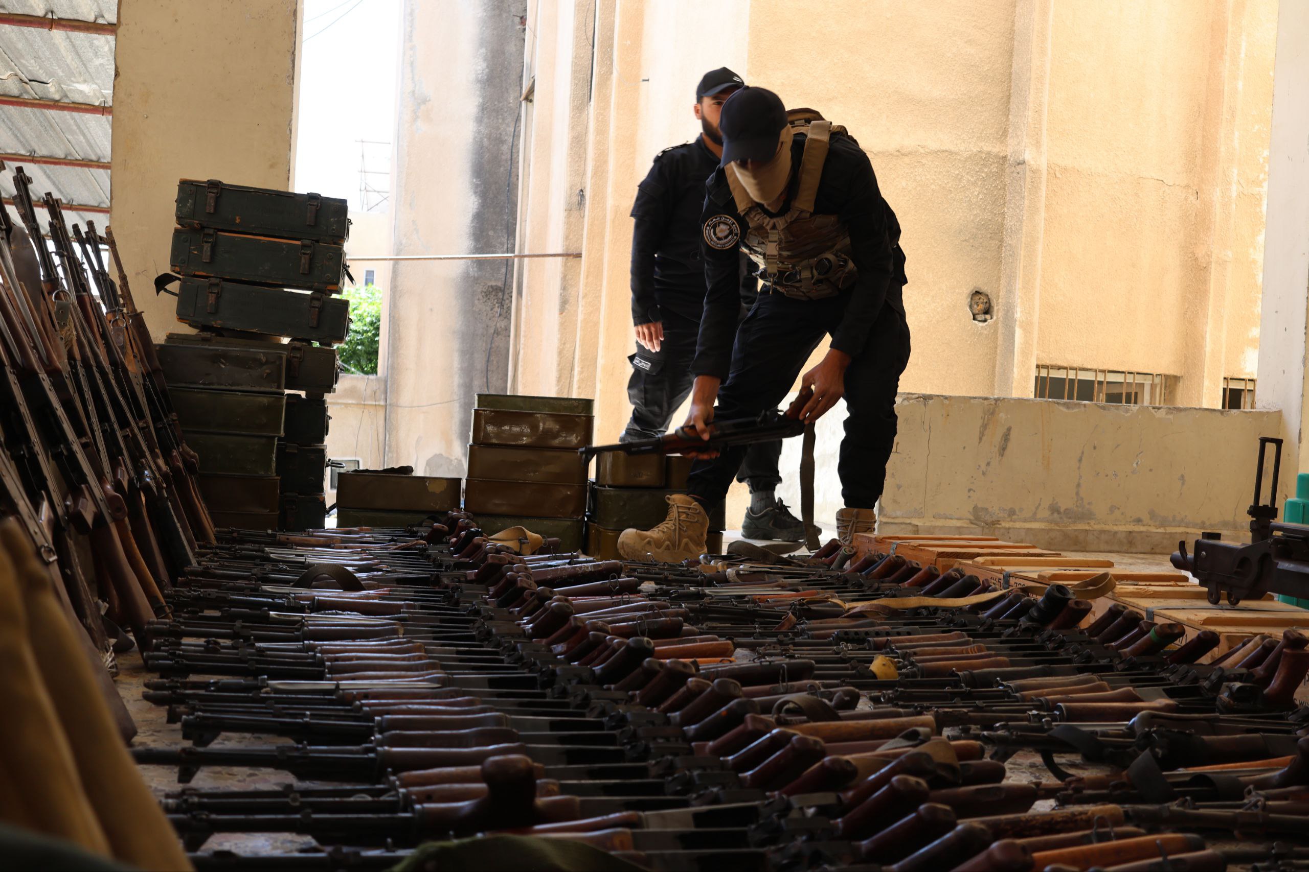 الأمن الداخلي في حمص يضبط كميات أسلحة شرق المحافظة