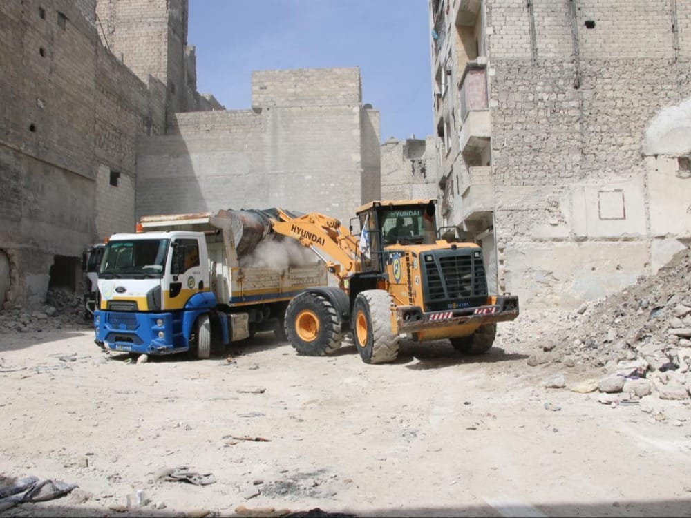 فرق الدفاع المدني ترفع الأنقاض من أحياء حلب الشرقية