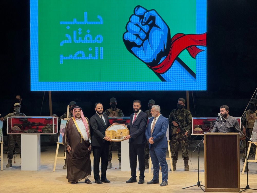 الرئيس الشرع يسلم محافظ حلب درعاً يحمل رمزية قلعة حلب