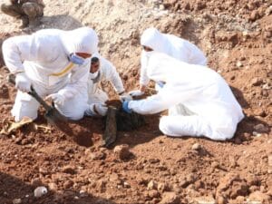 فرق الدفاع المدني السوري تنتشل رفاة من مقبرة جماعية في ريف حلب الشمالي