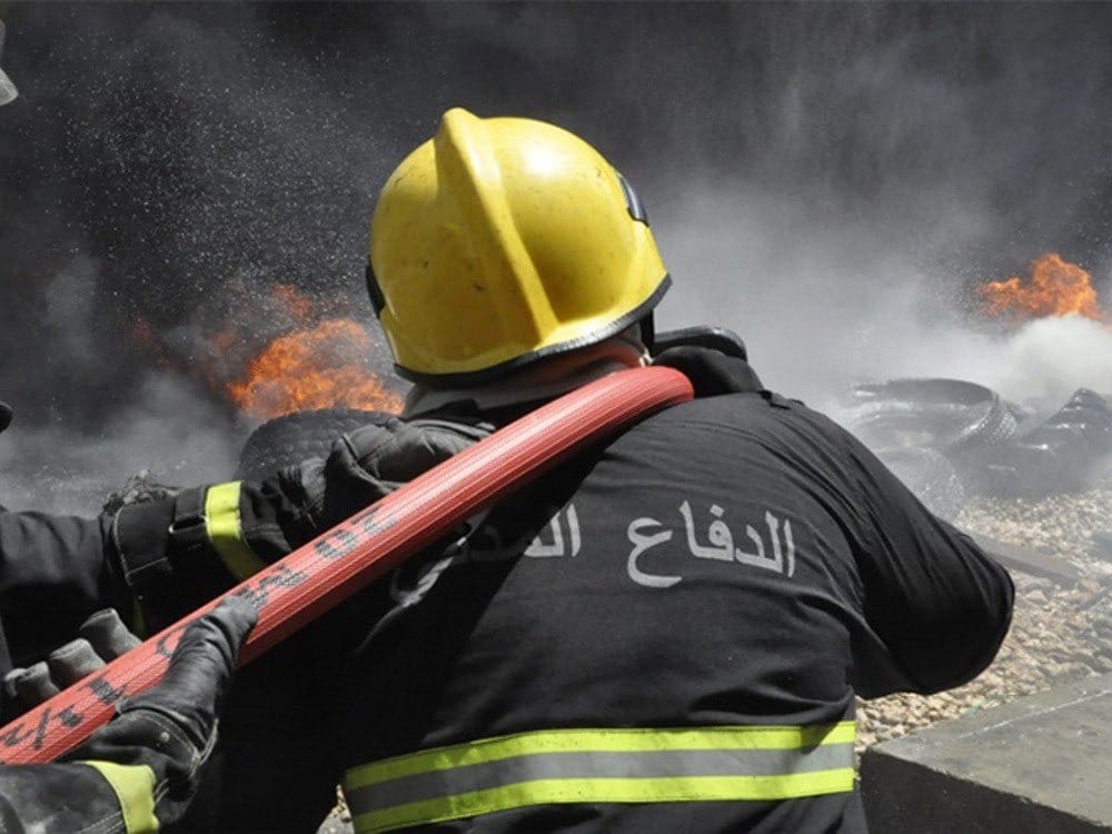 عنصر من فرق الدفاع المدني أثناء عمله على إخماد الحرائق في ريف اللاذقية