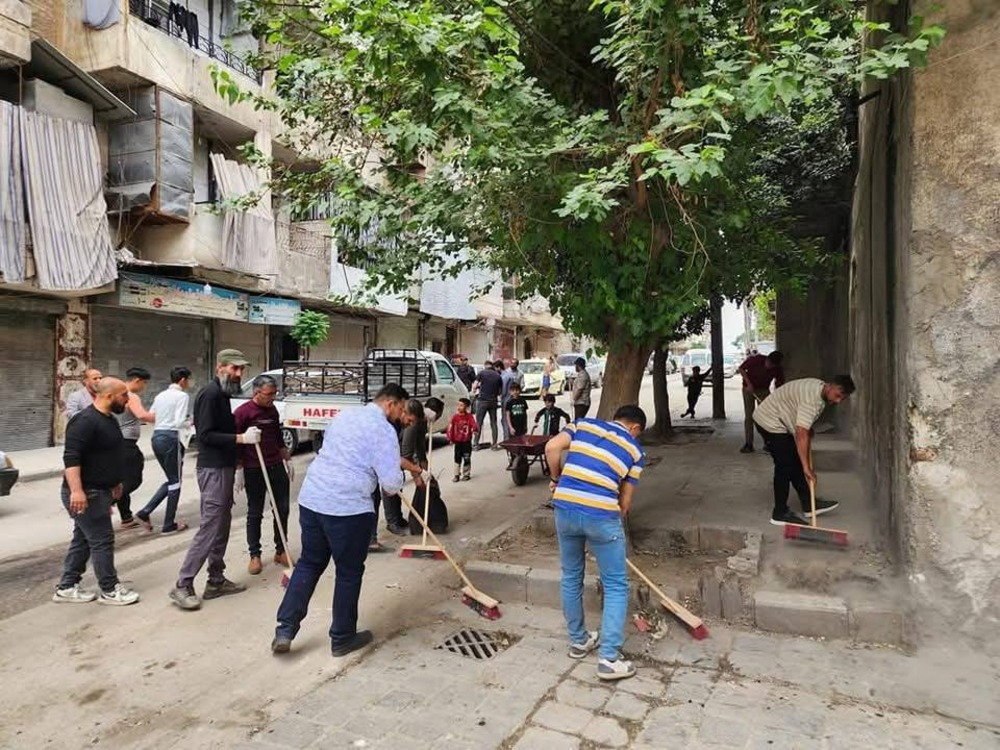 أطلقت محافظة حلب السبت 24 أيار، مبادرة متكاملة لإعادة تنسيق وتأهيل الساحات والمستديرات في المدينة، بهدف تعزيز الجمال البصري وإبراز الهوية العمرانية لحلب.