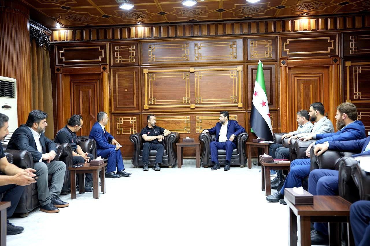 محافظ اللاذقية مع وفد من آفاد