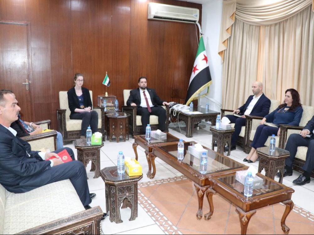 وزارة الأشغال العامة والإسكان تبحث مع منظمة العفو الدولية دعم جهود الإعمار