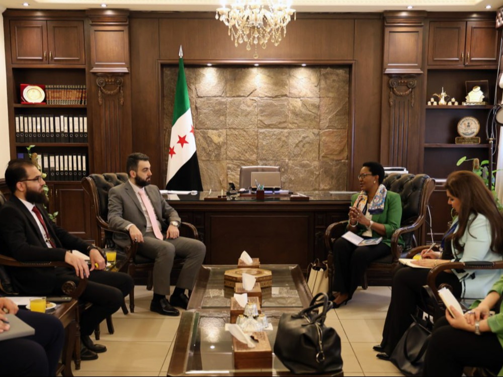 وزير الإدارة المحلية والبيئة يبحث مع مسؤولة أممية دعم التنمية وعودة المهجرين