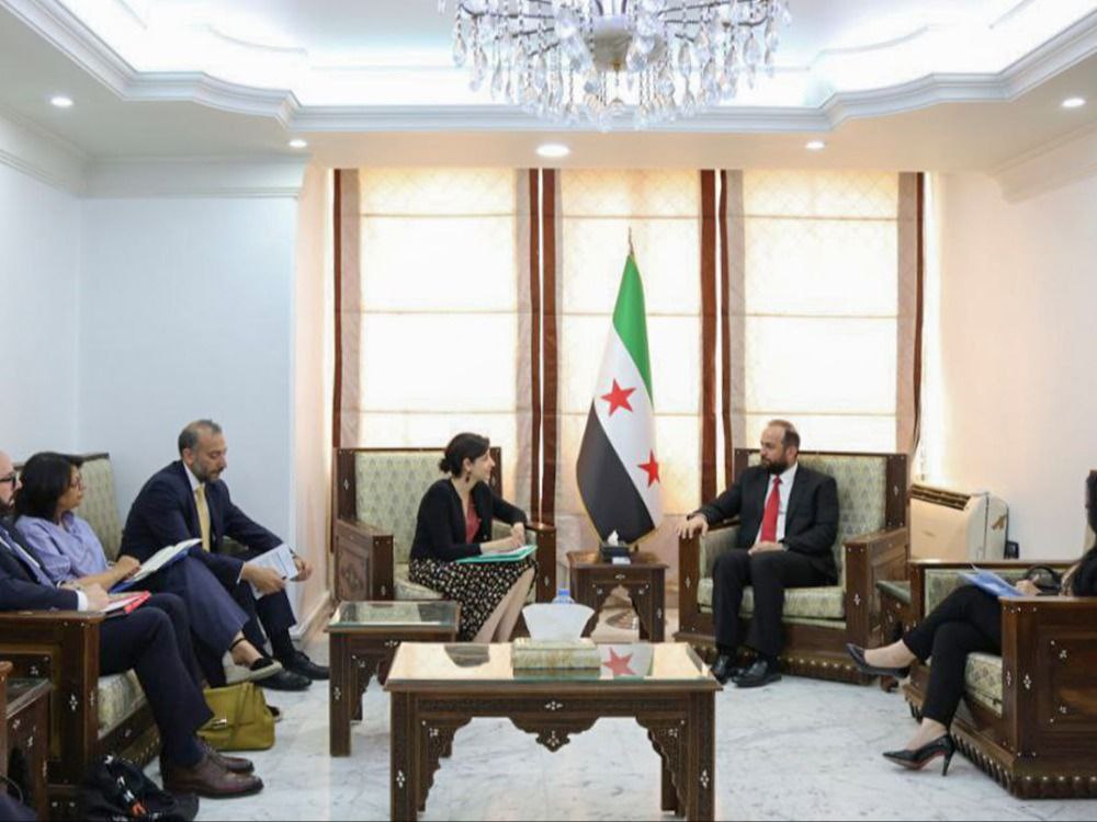 وزير الإعلام الدكتور حمزة المصطفى مع وفد من "اليونيسكو"