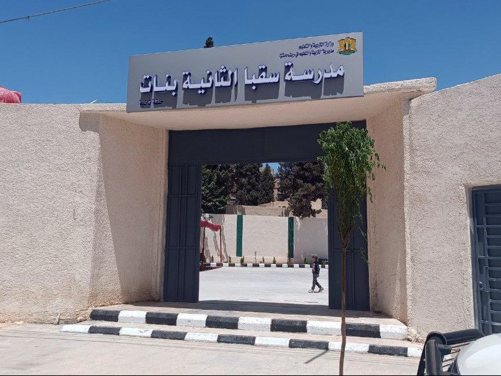 افتتح وزير التربية والتعليم محمد عبد الرحمن تركو، والمديرة العامة لمنطقة الشرق الأوسط في وزارة التعاون الاقتصادي والتنمية الألمانية “BMZ” كريستين تويتسكه، الأربعاء 28 أيار، مدرسة سقبا الثانية للبنات في ريف دمشق.