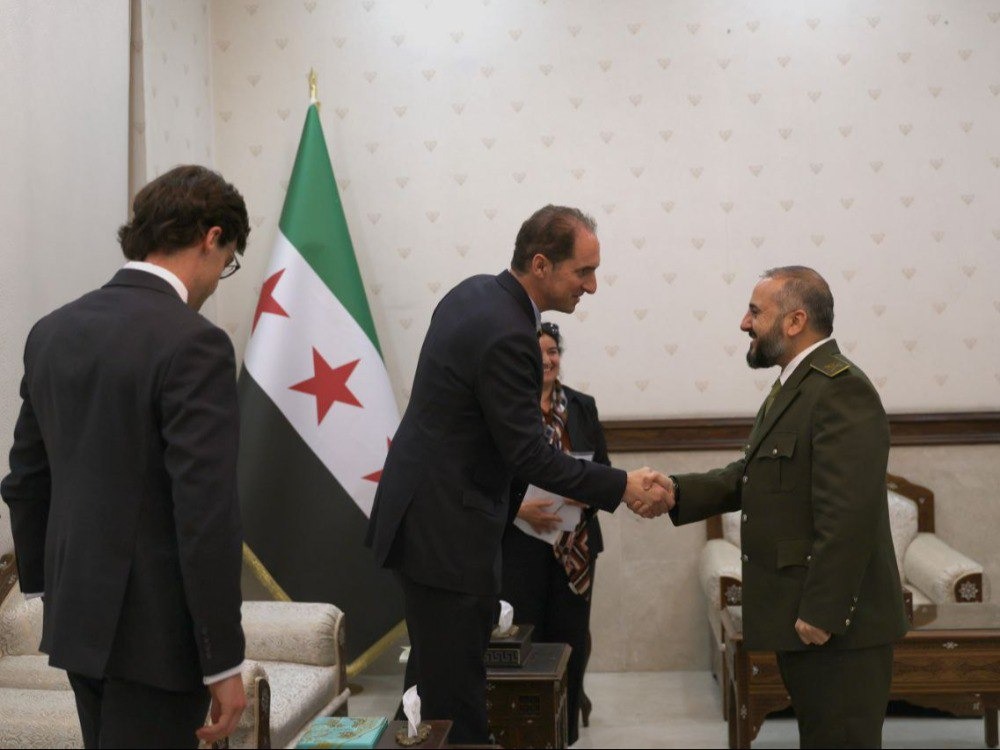 وزير-الدفاع-يستقبل-وفداً-بريطانياً-لب