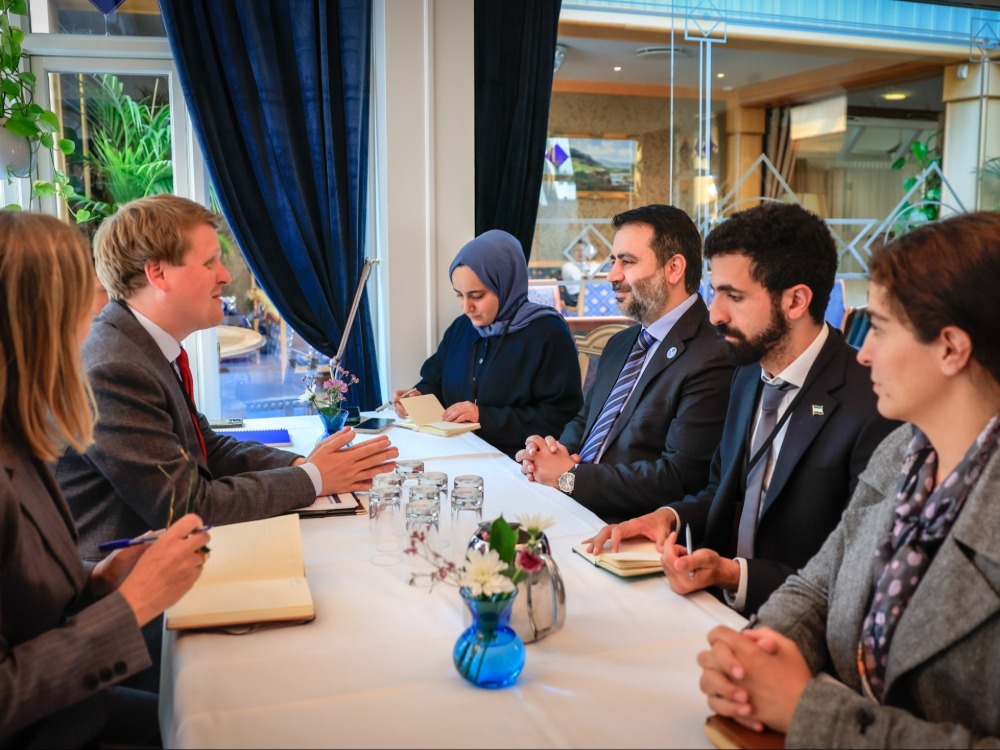 وزير الخارجية والمغتربين يجري مباحثات مع وزير التنمية النرويجي