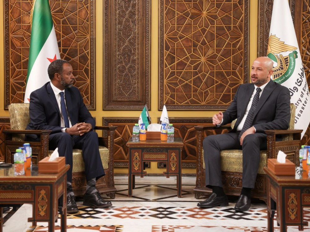 وزير الطوارئ يلتقي وفداً من "الهجرة الدولية" لبحث العودة الآمنة للنازحين