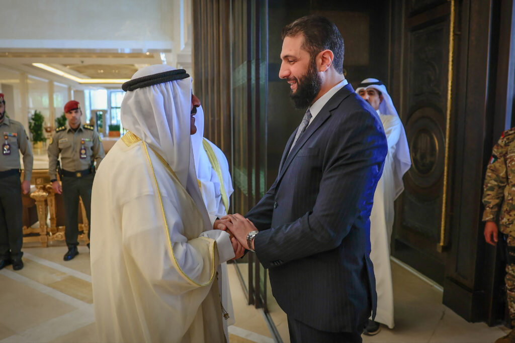 الرئيس الشرع يلتقي الأمير الشيخ مشعل الأحمد الجابر الصباح بقصر بيان