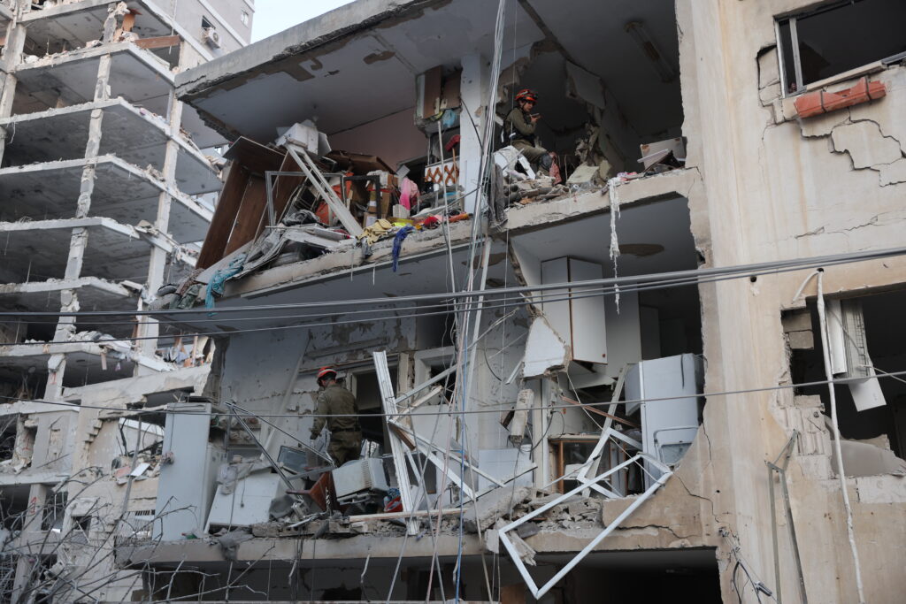 مقتل 6 إسرائيلين وإصابة 240 آخرين إثر القصف الصاروخي الإيراني  على تل أبيب