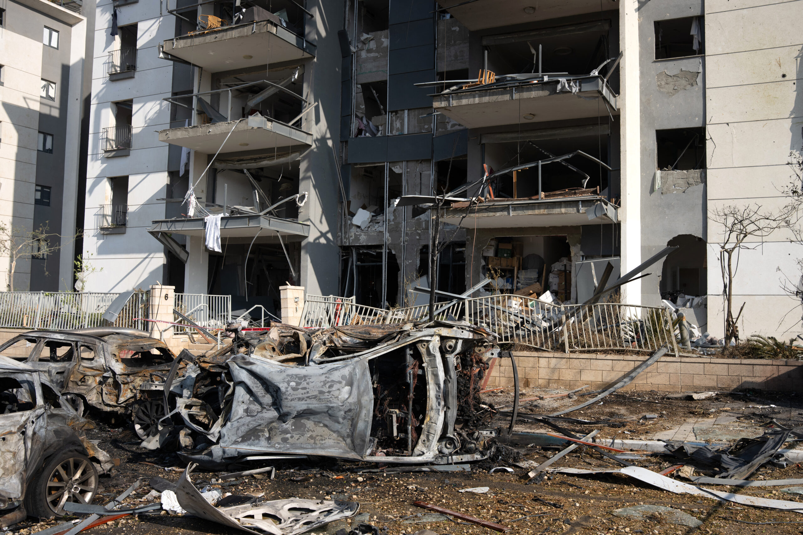 قصف متبادل بين إيران وإسرائيل في اليوم الثامن للحرب